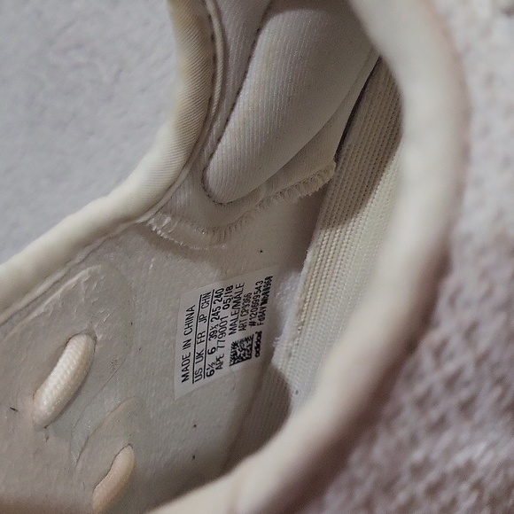 Yeezy Boost 350 V2 Sneakers - Picture 7 of 16